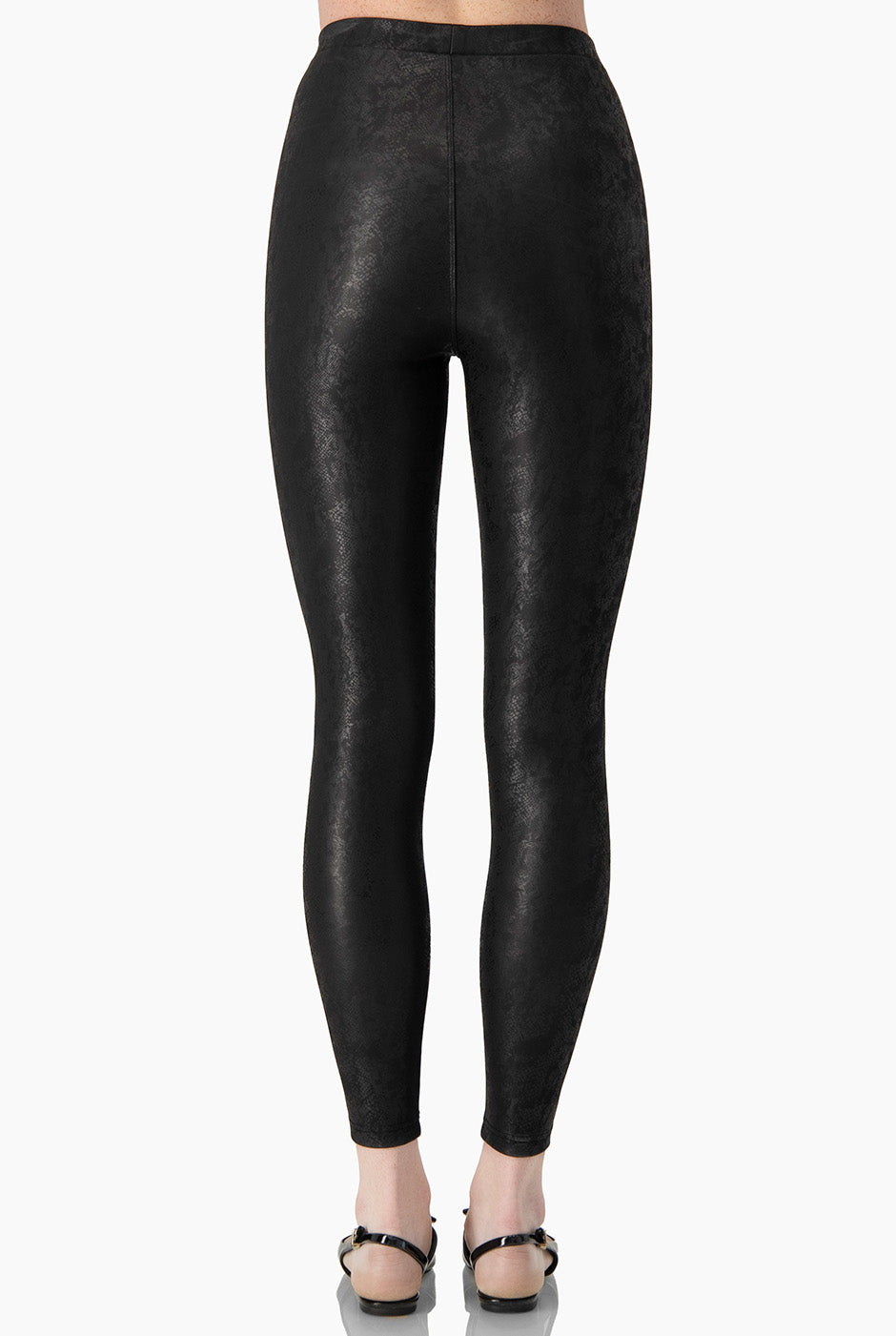 Pantalón negro con estampado de cocodrilo y superficie brillante