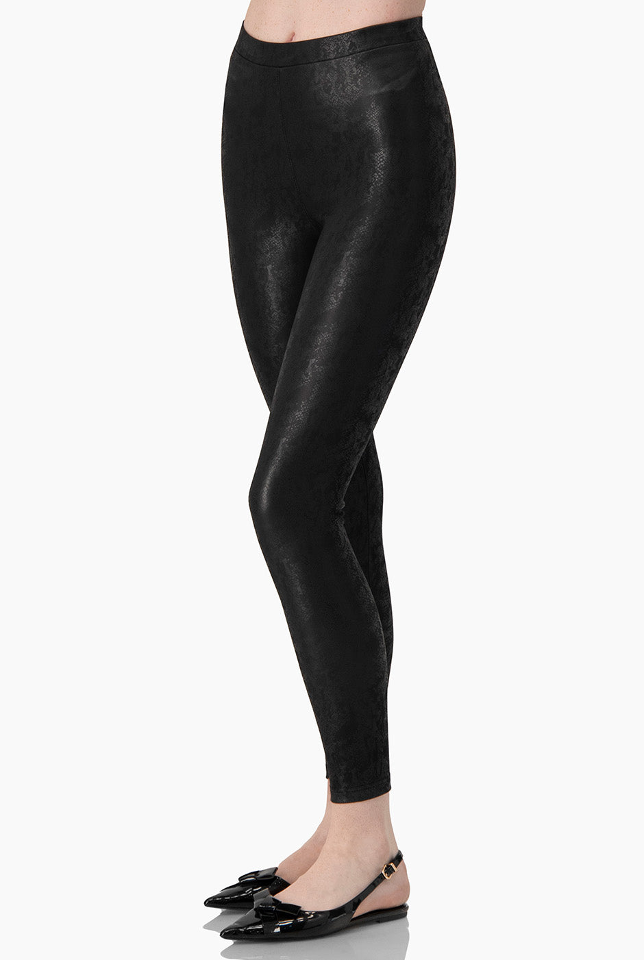 Pantalón negro con estampado de cocodrilo y superficie brillante