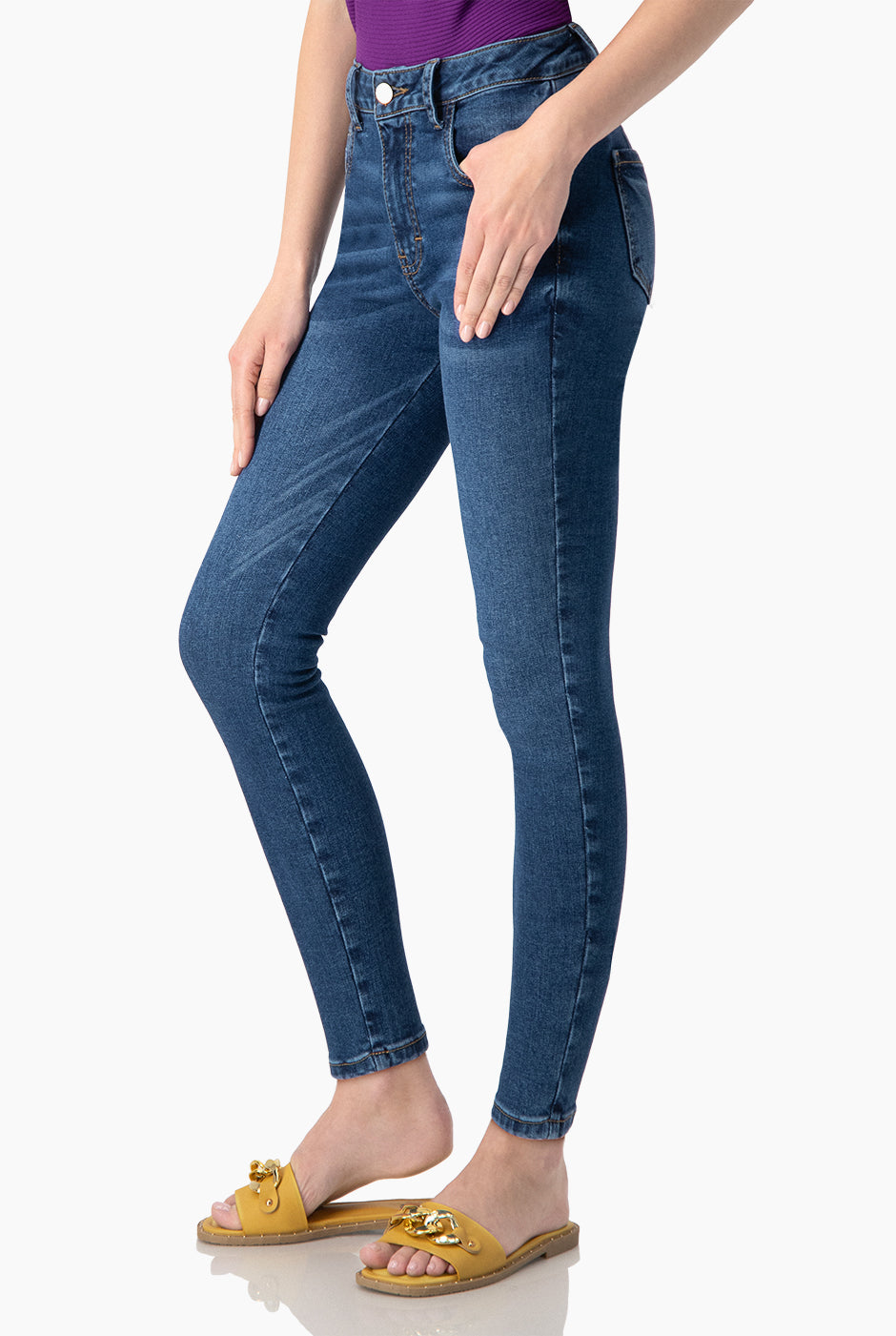 Jeans corte skinny con bolsillos