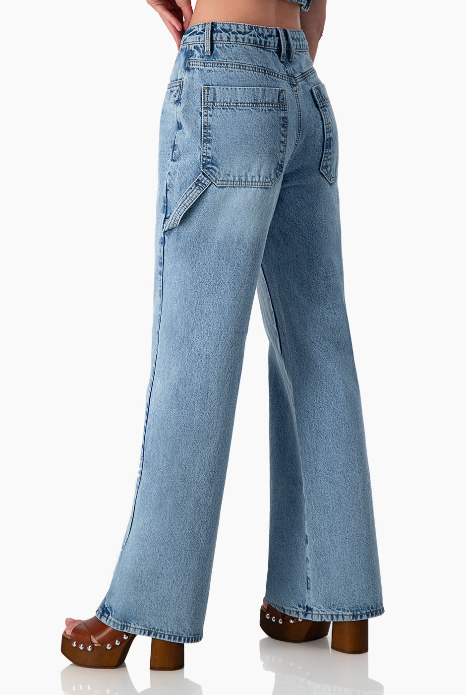 Jeans amplio con detalle de cinta en costados