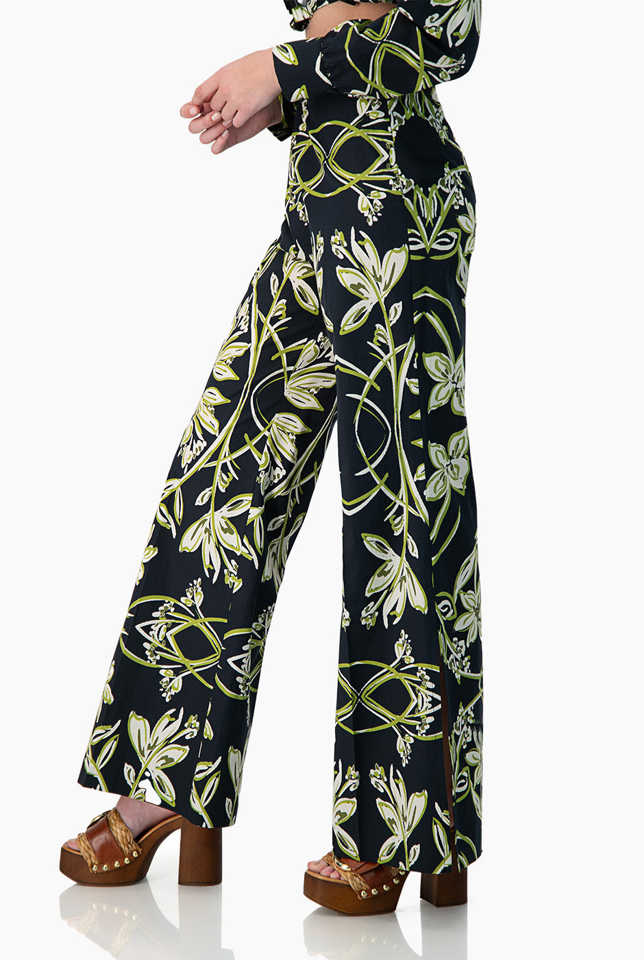 Pantalon semi acampanado con estampado floral