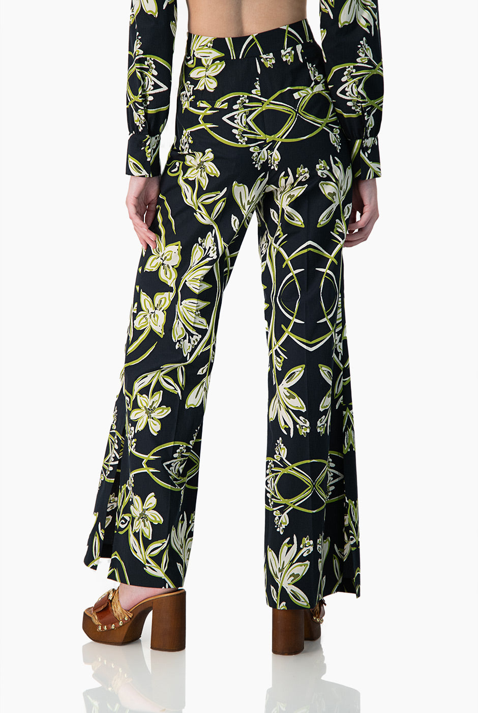 Pantalon semi acampanado con estampado floral