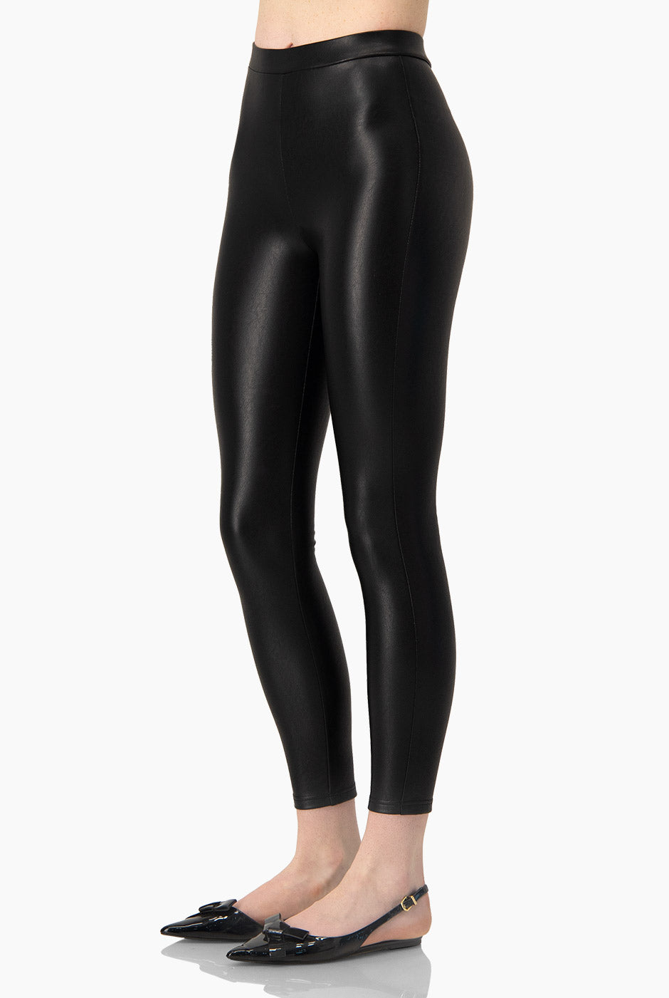 Legging negro de ecopiel elástico y entallado