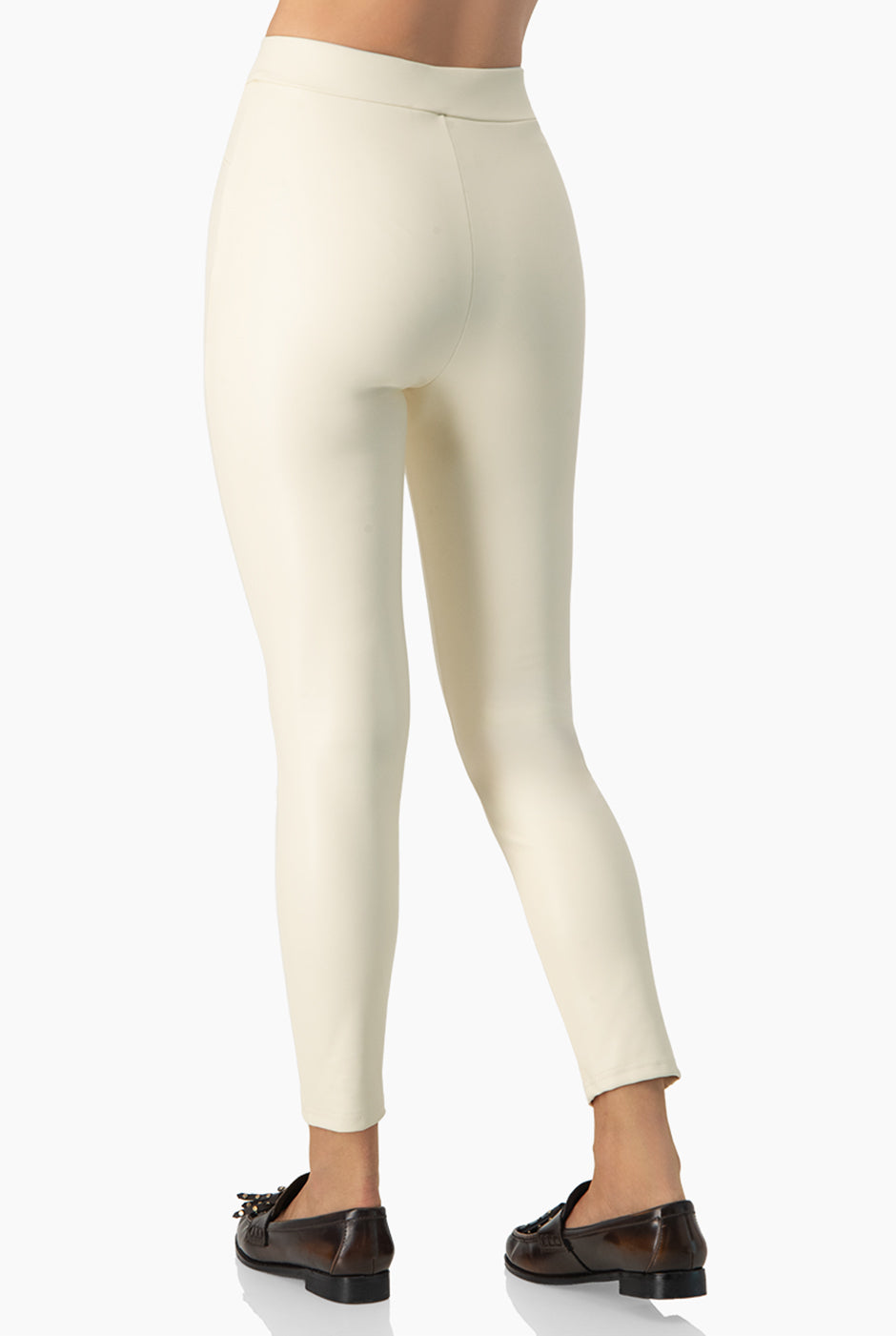 Pantalón slim de ecopiel hueso con cortes en pretina