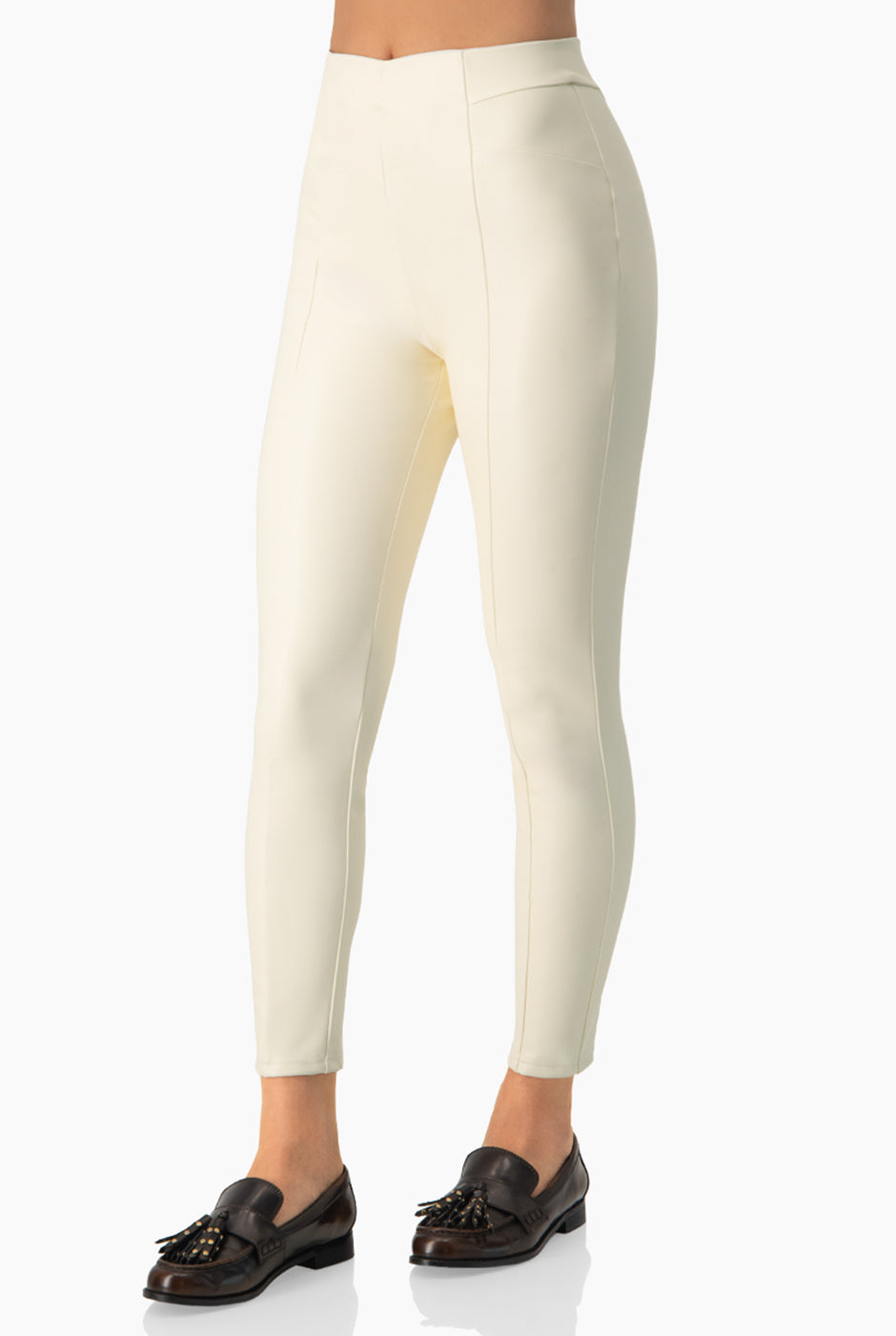 Pantalón slim de ecopiel hueso con cortes en pretina