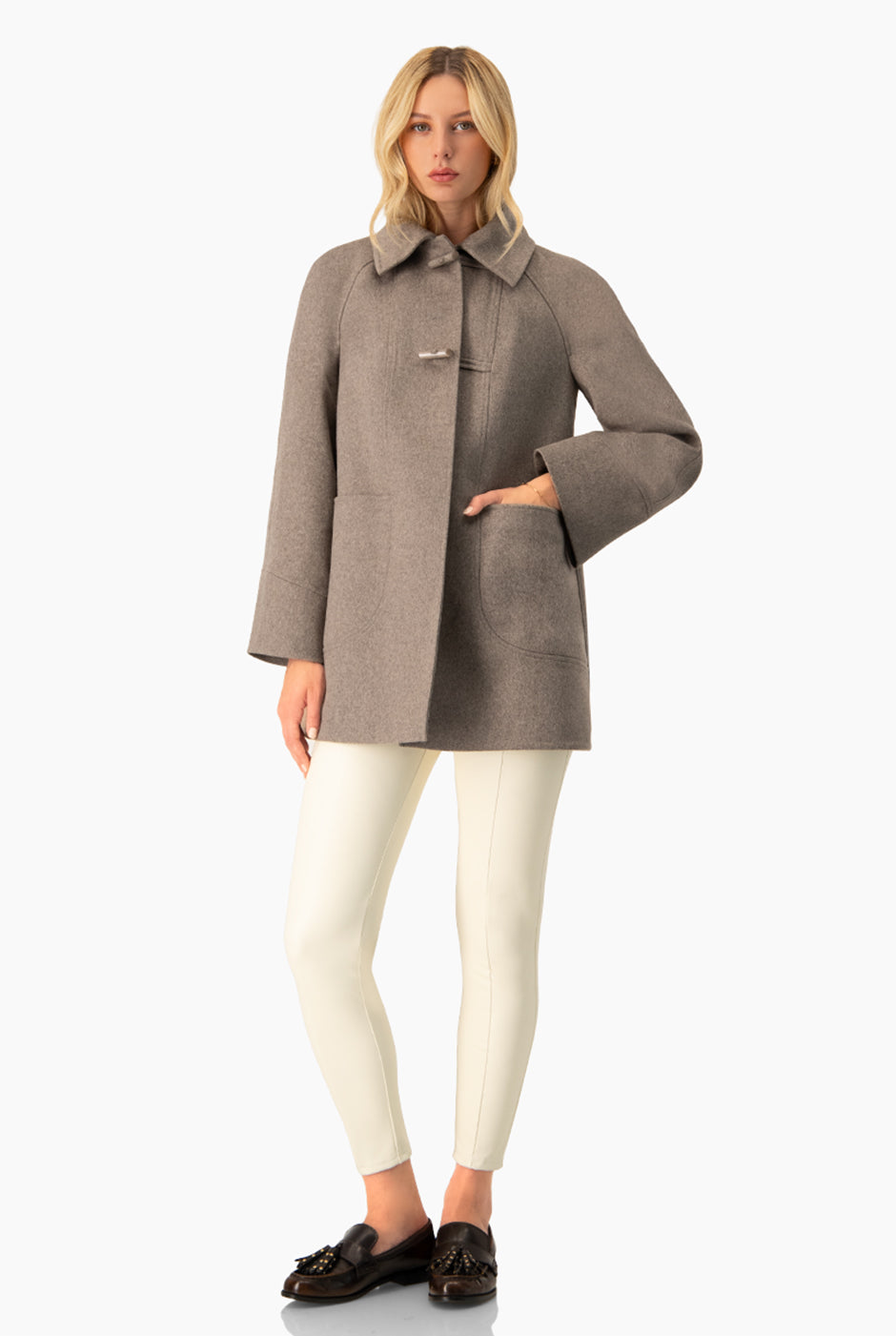 Pantalón slim de ecopiel hueso con cortes en pretina