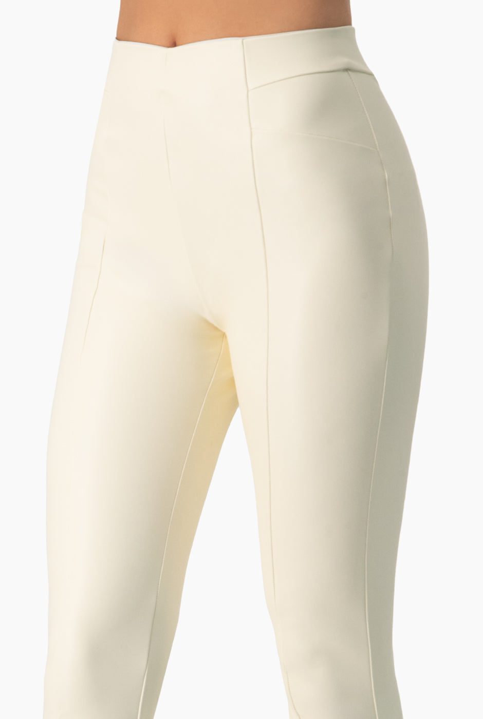 Pantalón slim de ecopiel hueso con cortes en pretina