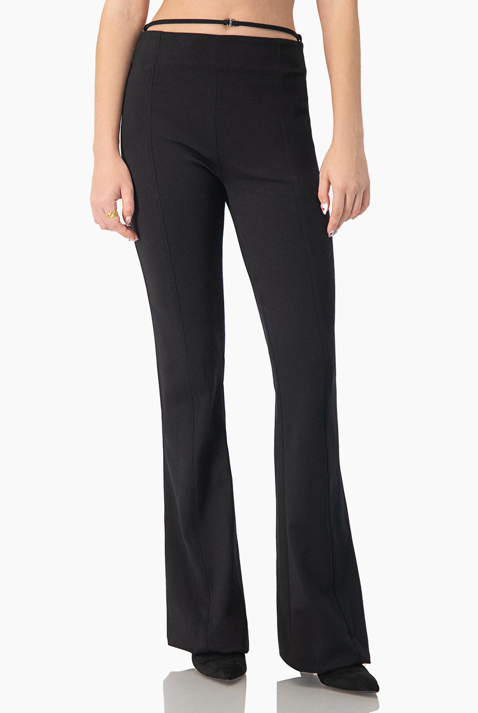 Pantalon corte flare con bolsillos traseros simulados