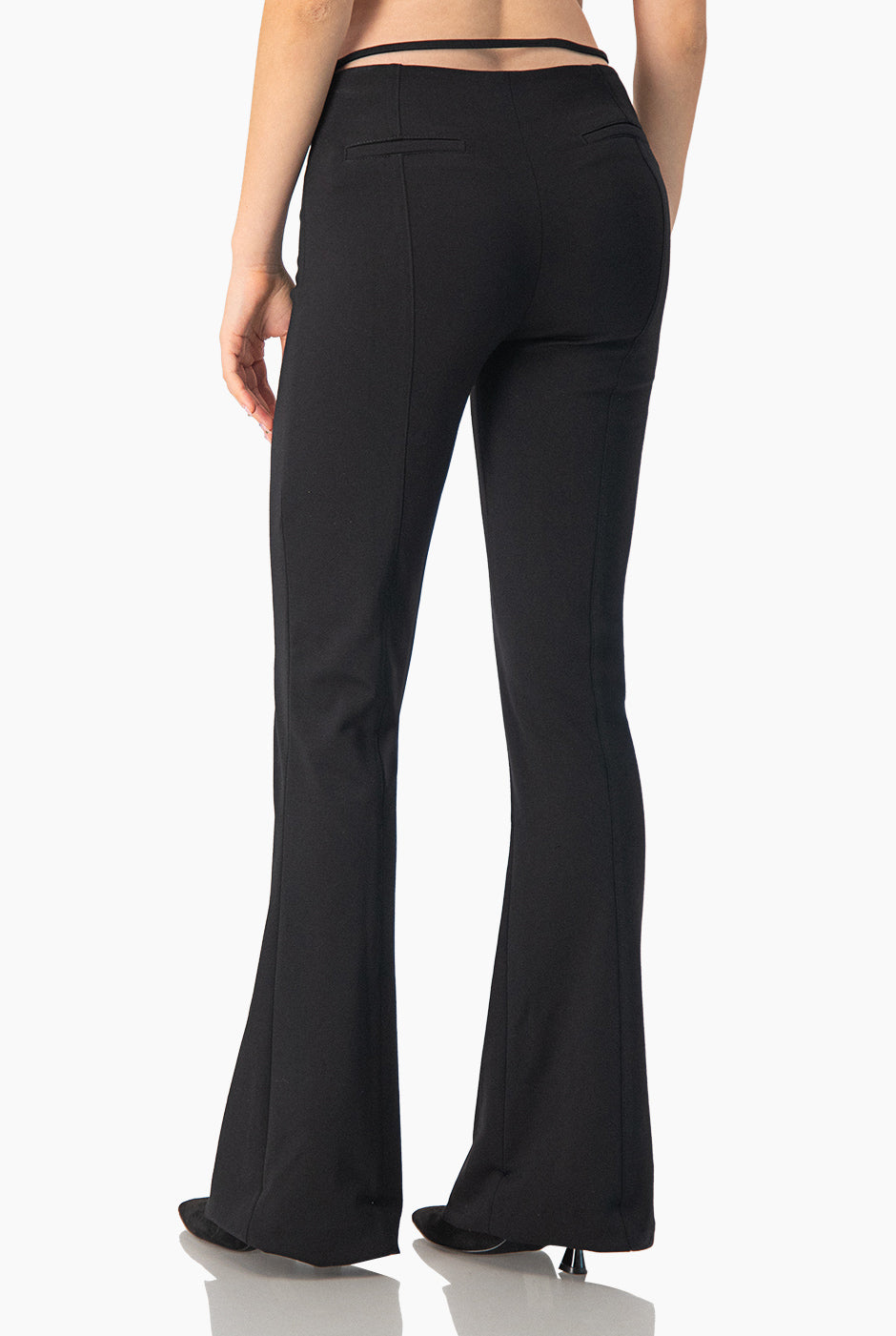 Pantalon corte flare con bolsillos traseros simulados