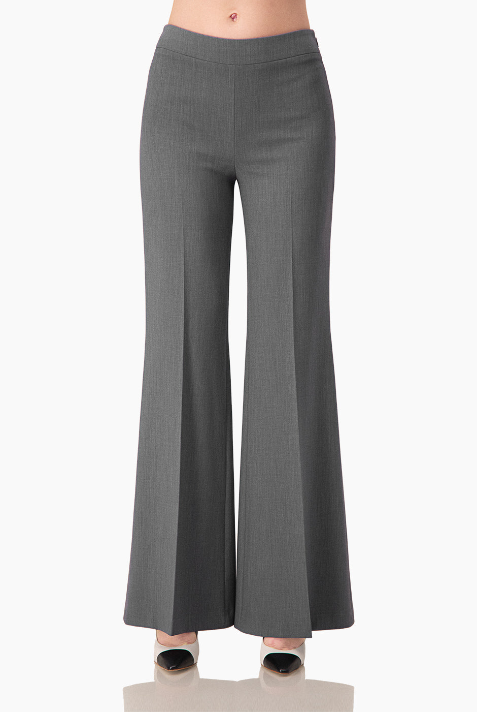 Pantalon semi acampanado liso gris