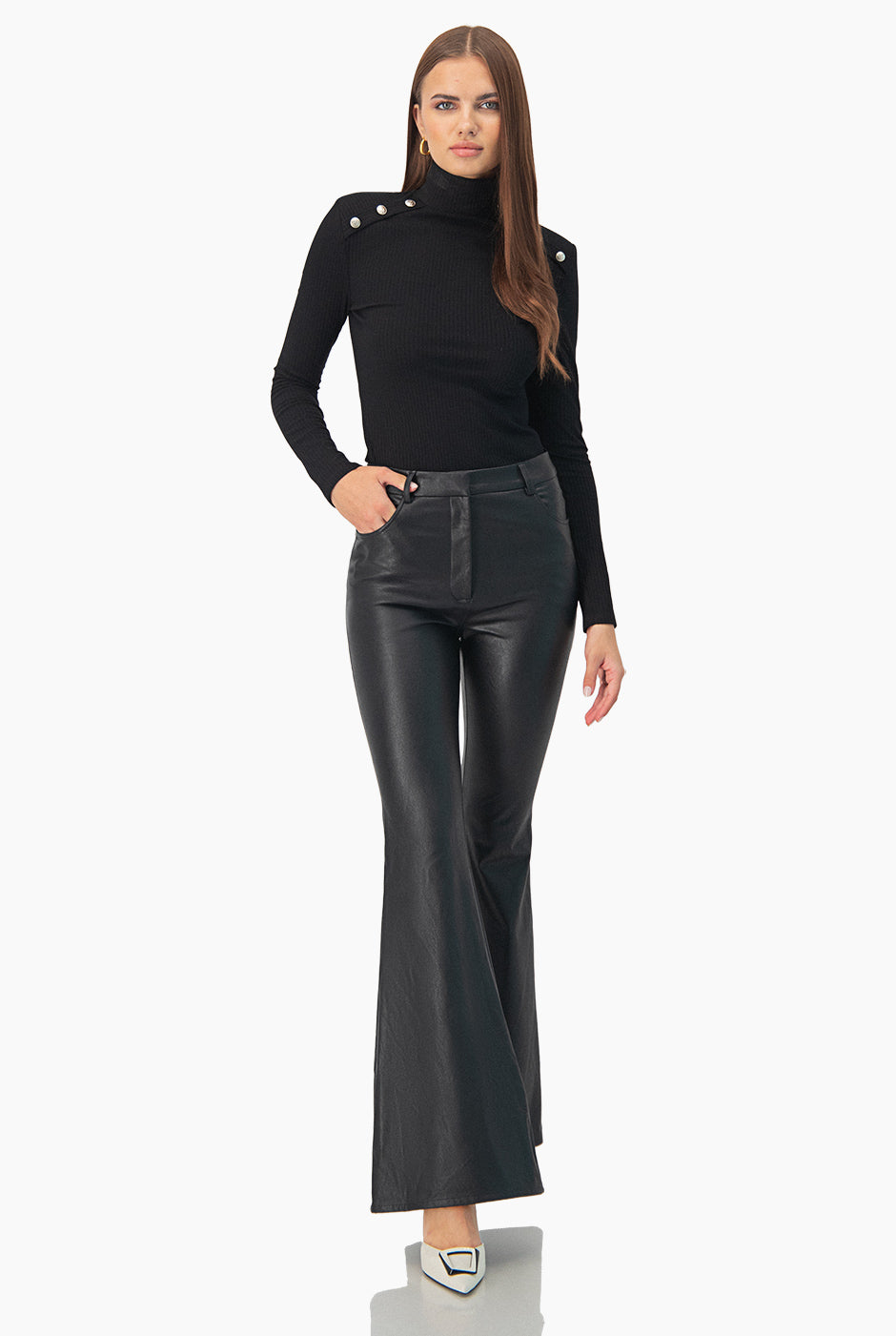 Pantalon corte campana de vinipiel