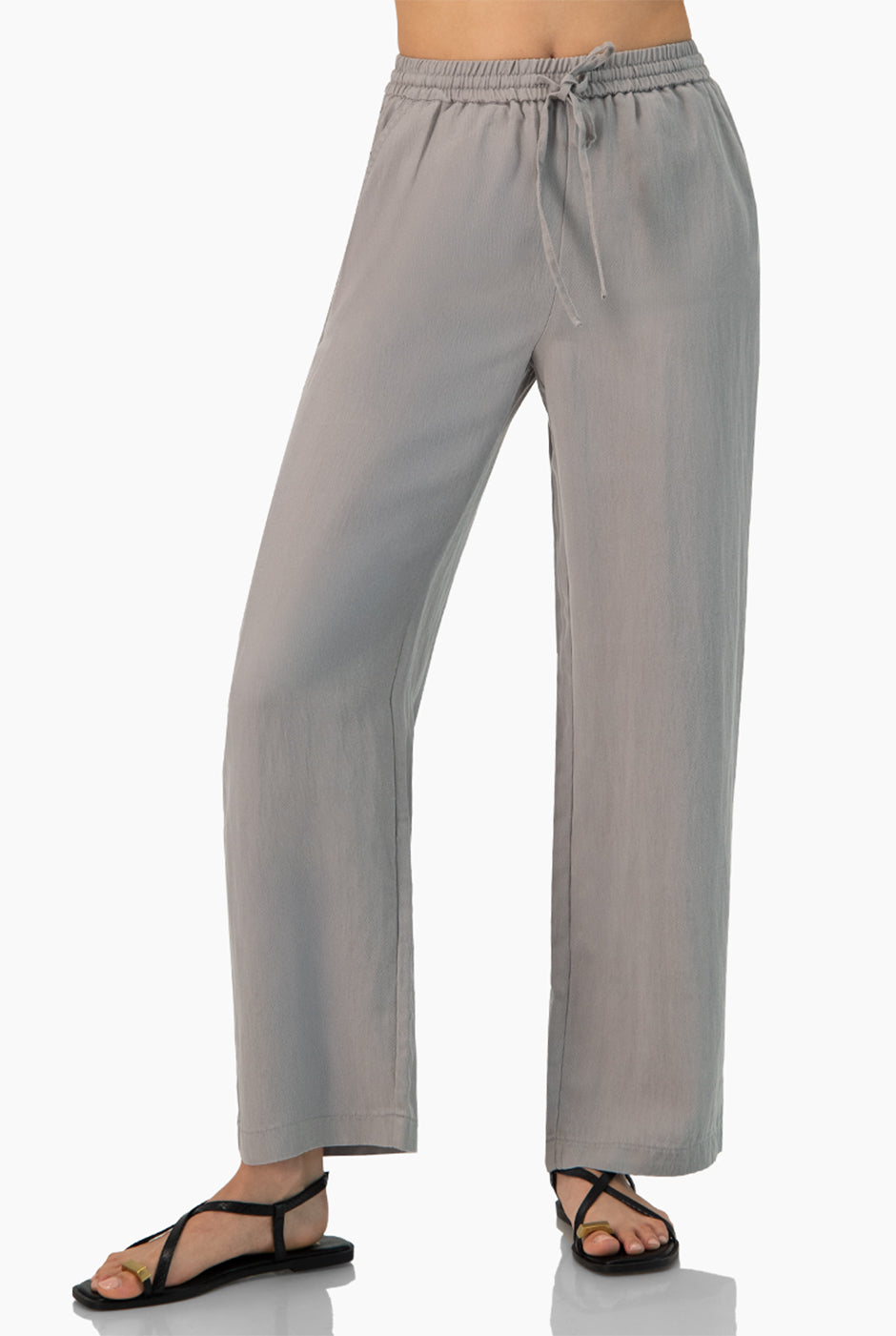 Pantalón cargo recto gris con bolsillos y cordón elástico