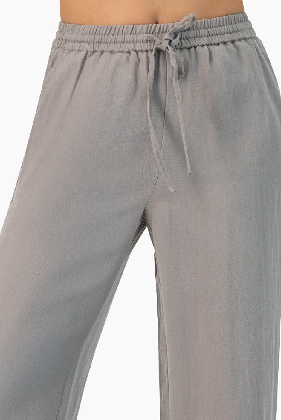 Pantalón cargo recto gris con bolsillos y cordón elástico