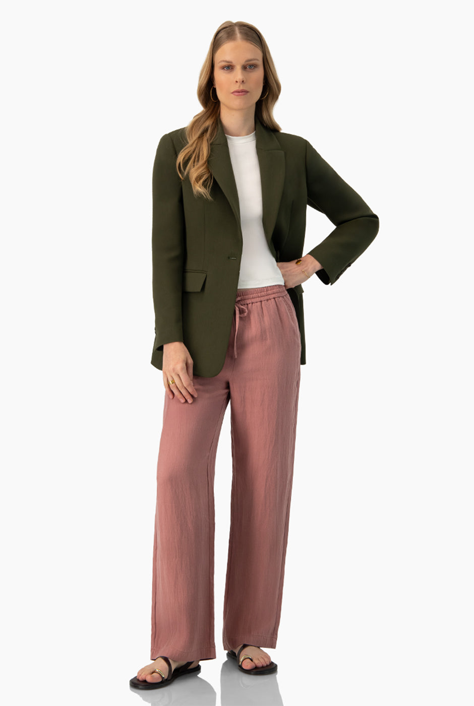 Pantalón cargo rosa con bolsillos y cintura elástica