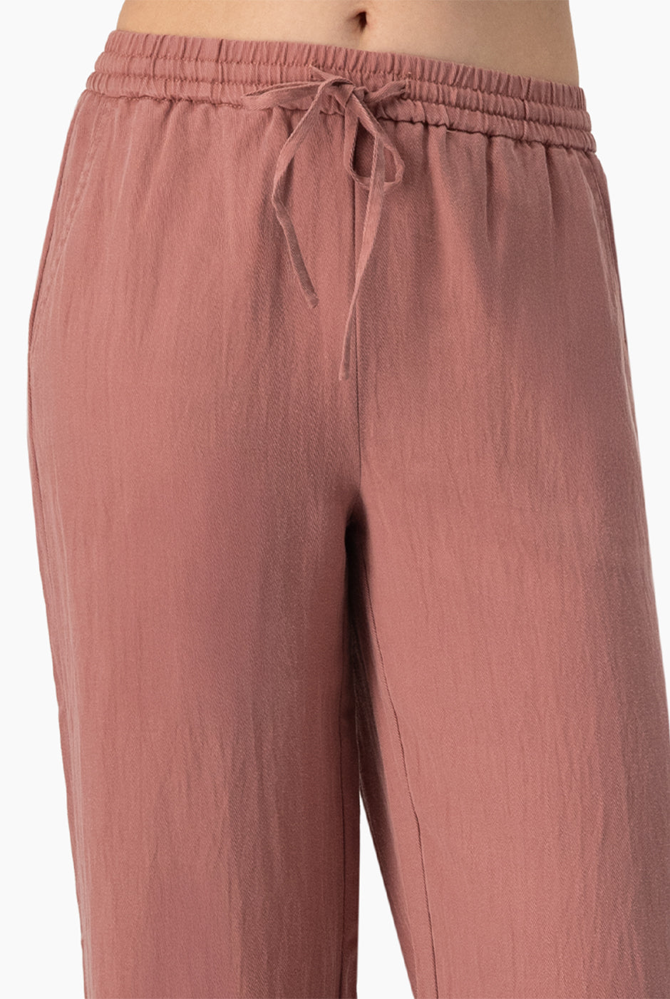 Pantalón cargo rosa con bolsillos y cintura elástica