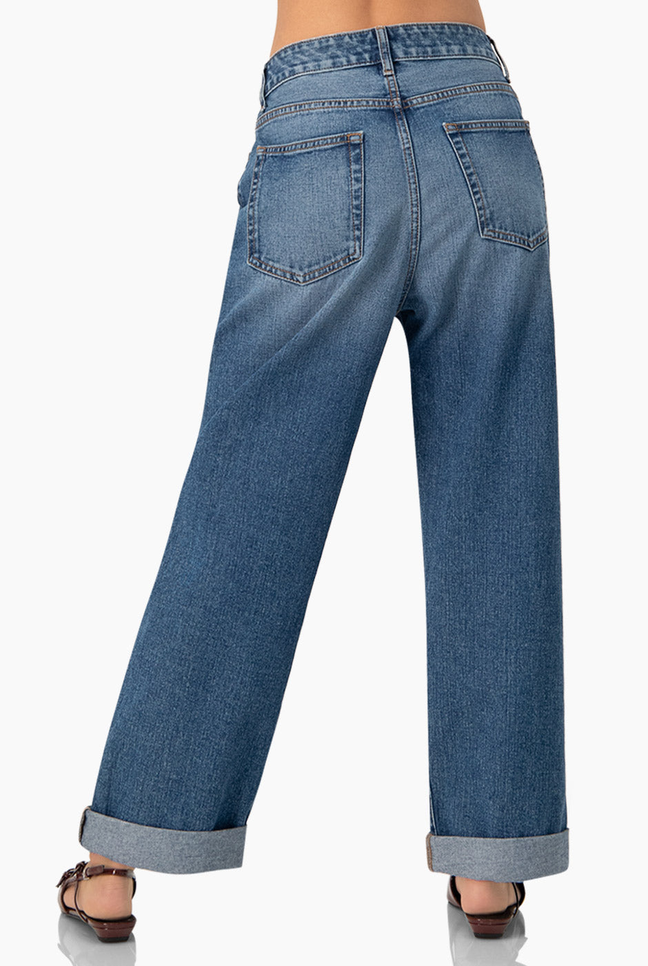 Jeans denim azul de pierna ancha con bolsillos y dobladillo