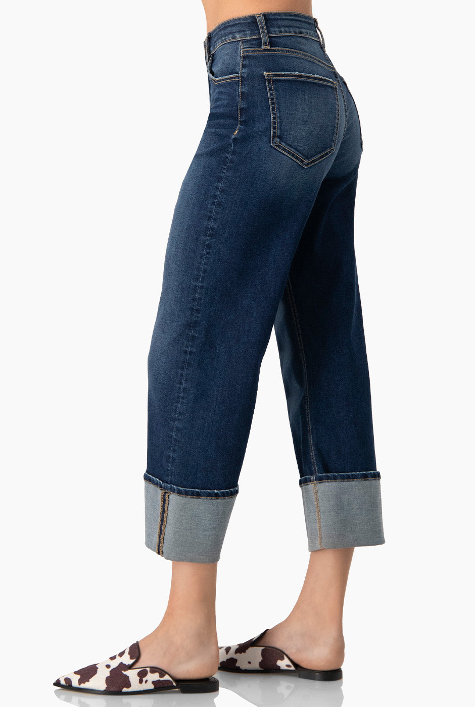 Jeans recto de mezclilla azul con bolsillos y dobladillo vuelto