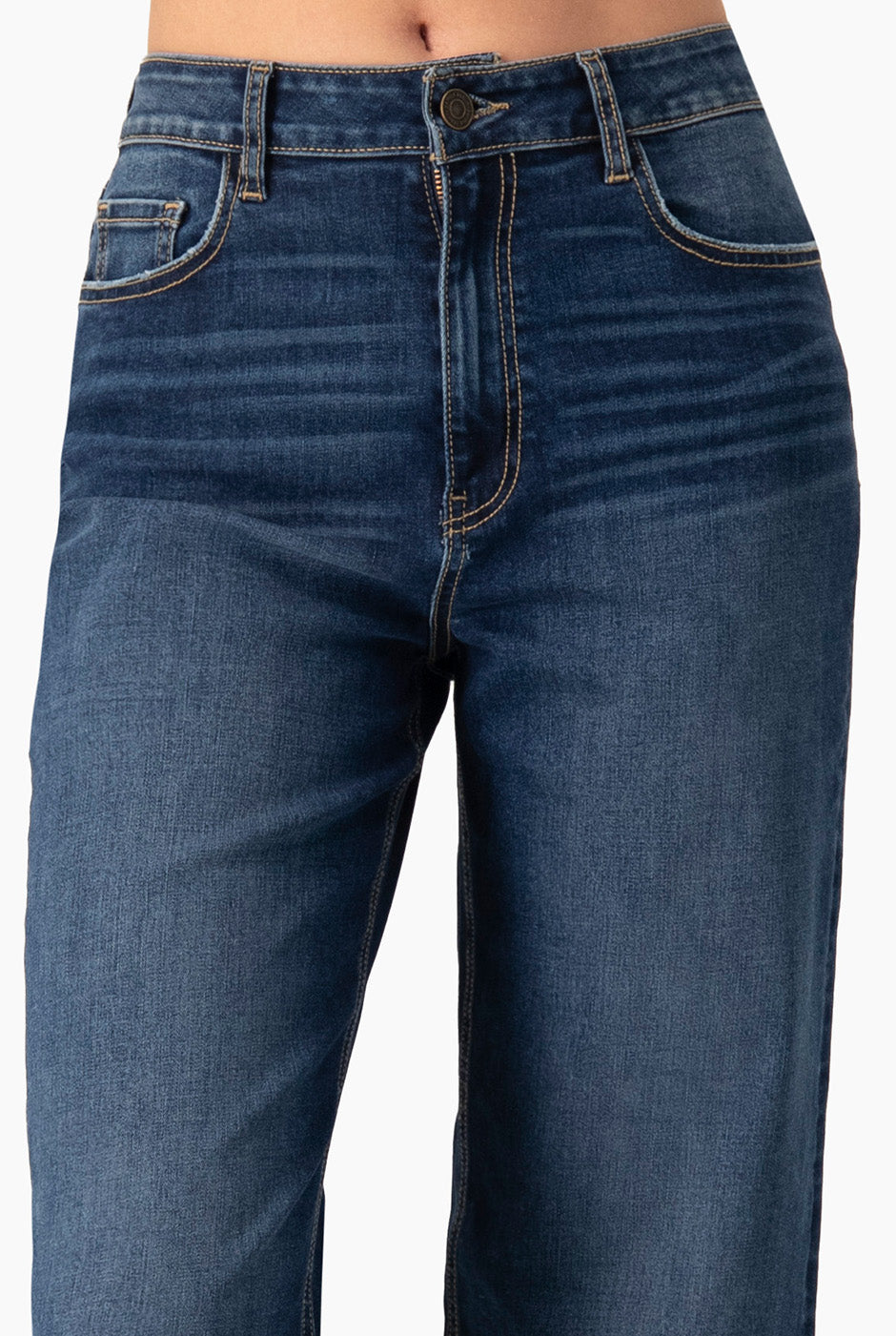 Jeans recto de mezclilla azul con bolsillos y dobladillo vuelto