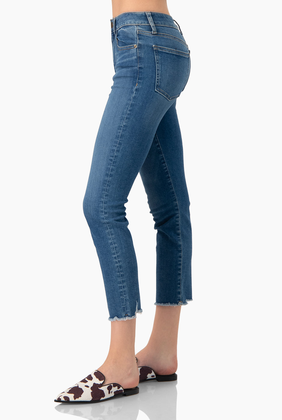 Jeans skinny azul con detalle deshilachado y bolsillos traseros.