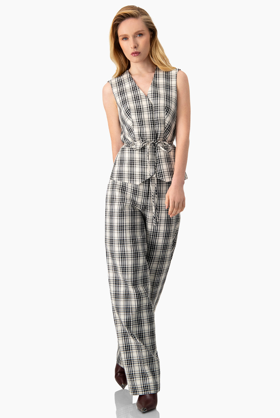 Pantalón amplio negro a cuadros con cierre y broche