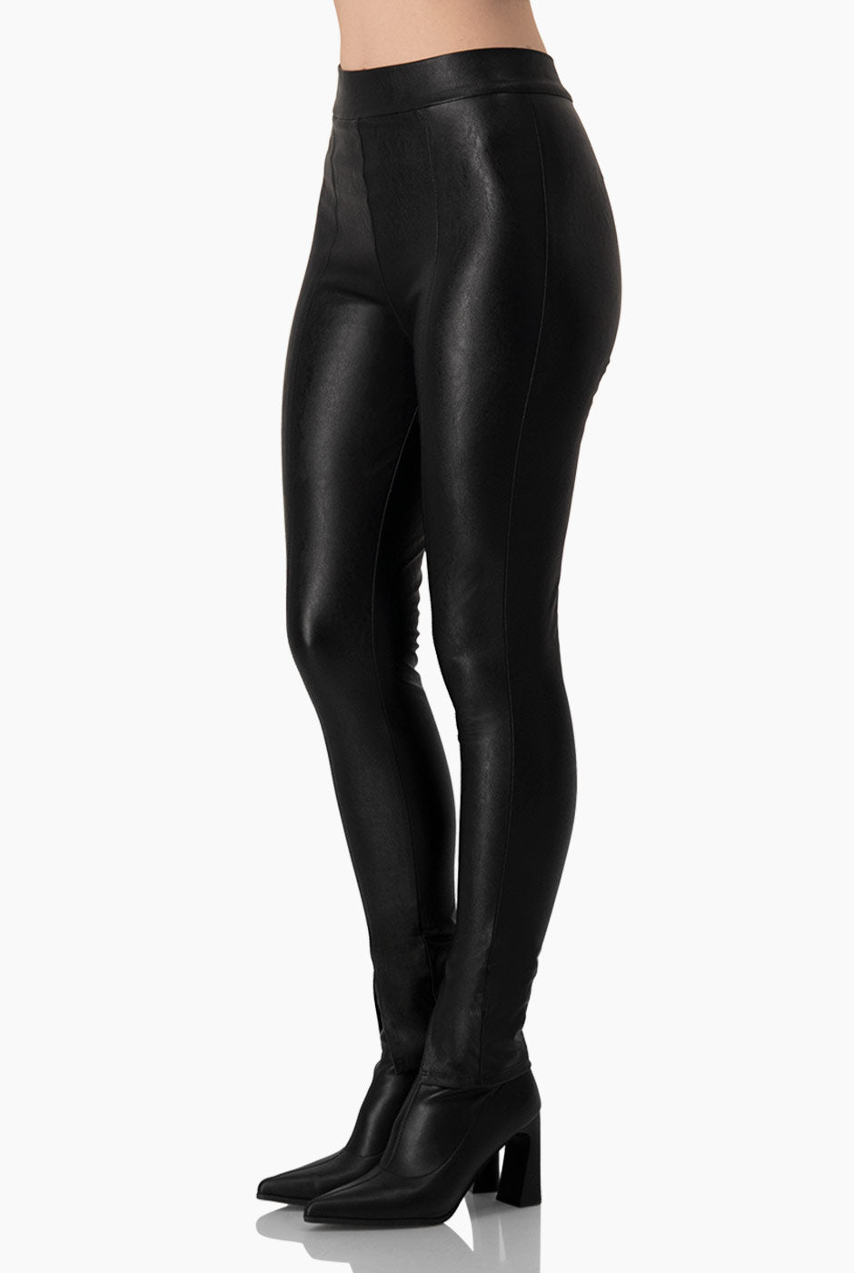 Legging negro de vinipiel con aberturas en las piernas