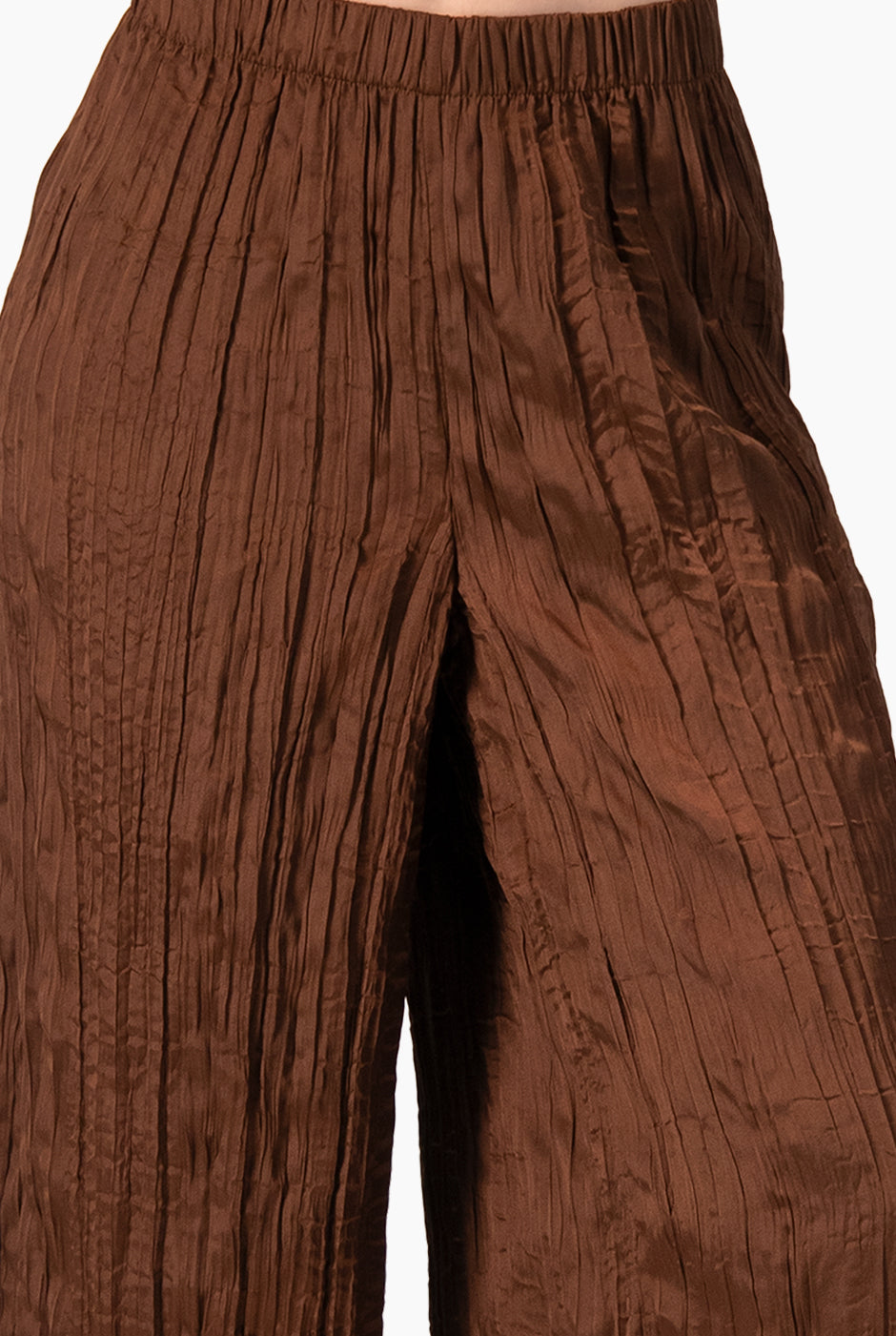 Pantalón recto café de pierna amplia con plisados