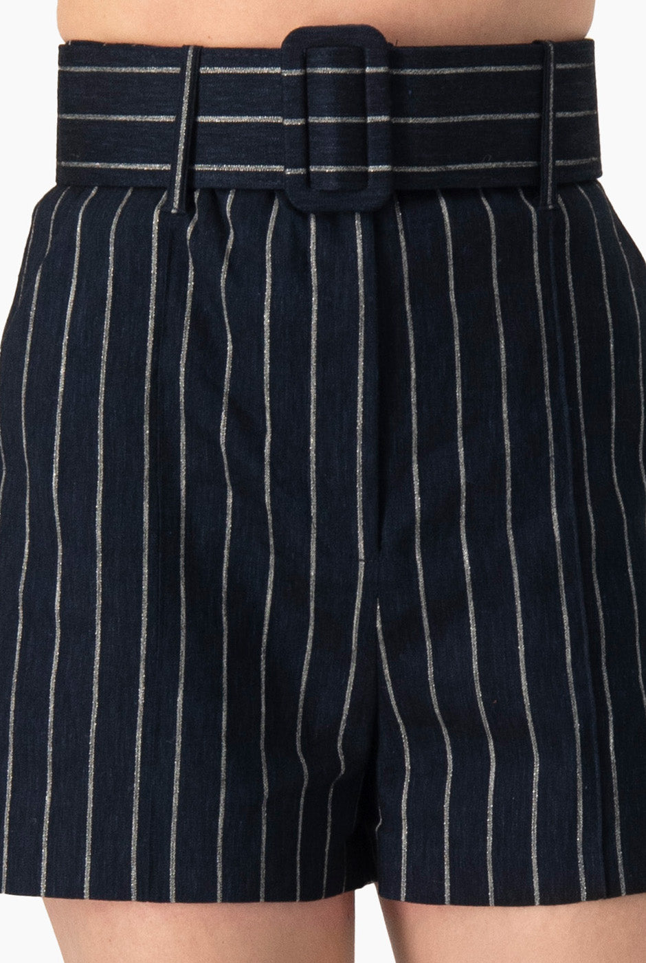 Short sastreado azul marino con rayas y cinturón