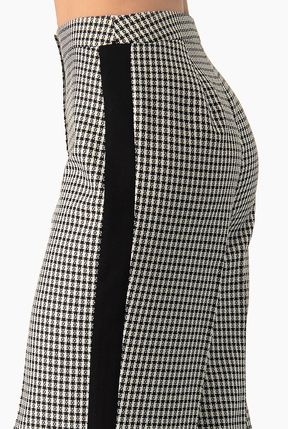 Pantalón negro de pierna amplia con estampado de cuadros y banda lateral