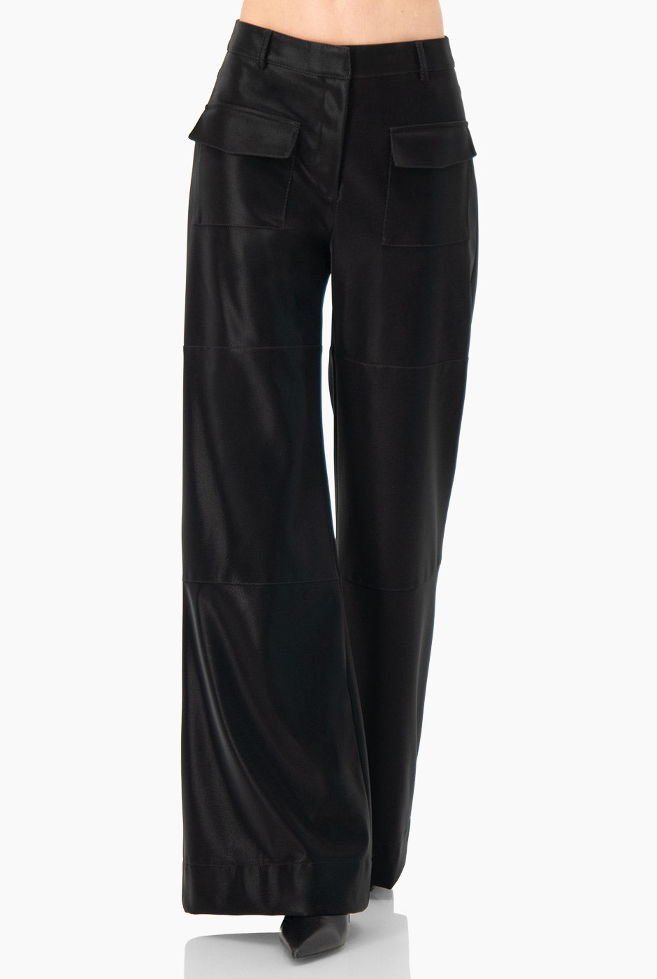 Pantalón semi campana negro con bolsillos frontales