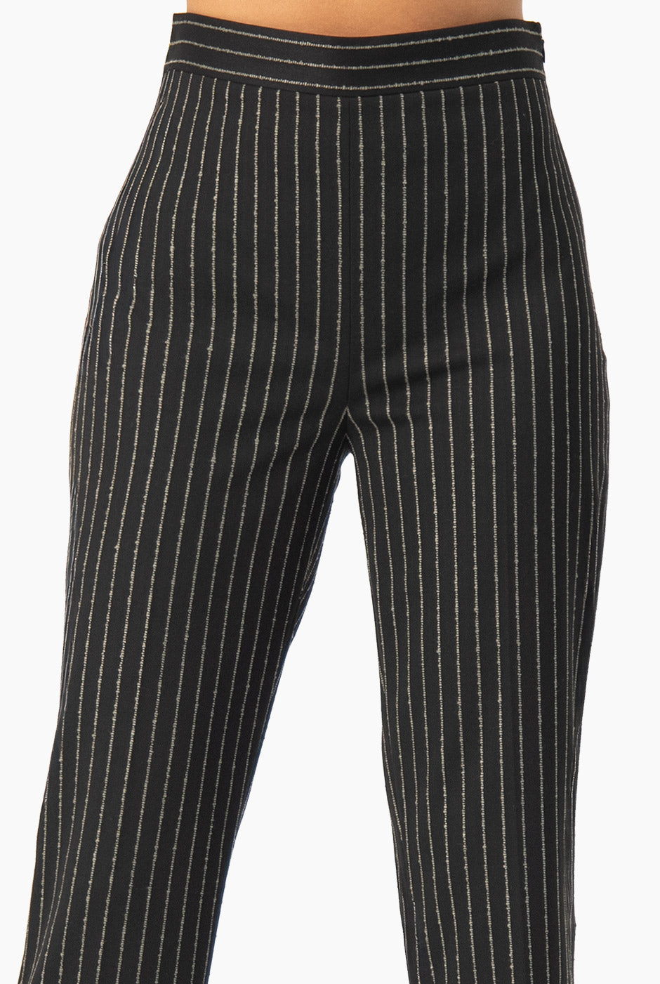 Pantalón recto negro con estampado de rayas verticales