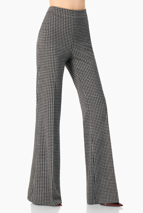 Pantalon acampanado y sin bolsas