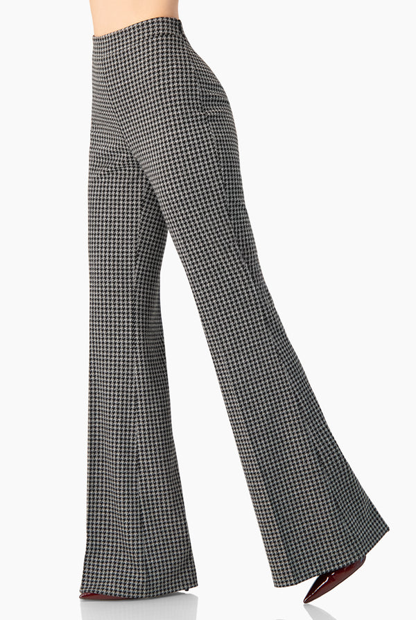 Pantalon acampanado y sin bolsas