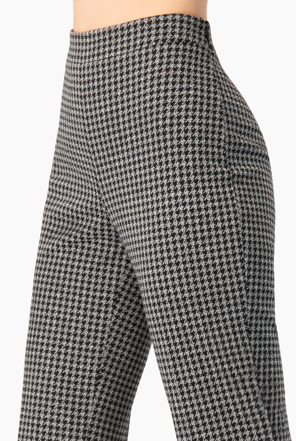 Pantalon acampanado y sin bolsas