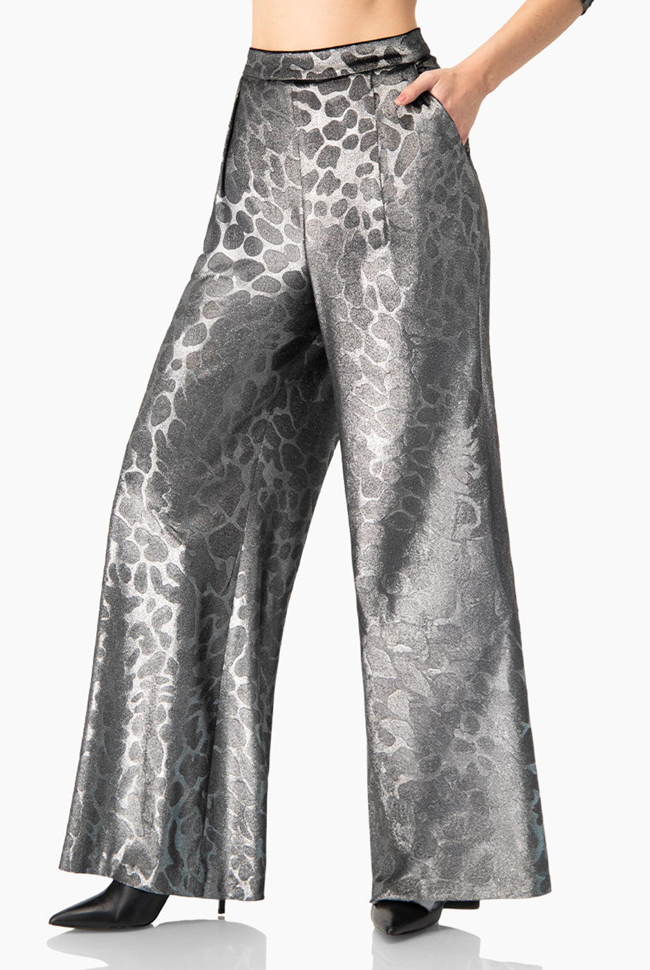 Pantalón palazzo plateado con estampado animal print elegante