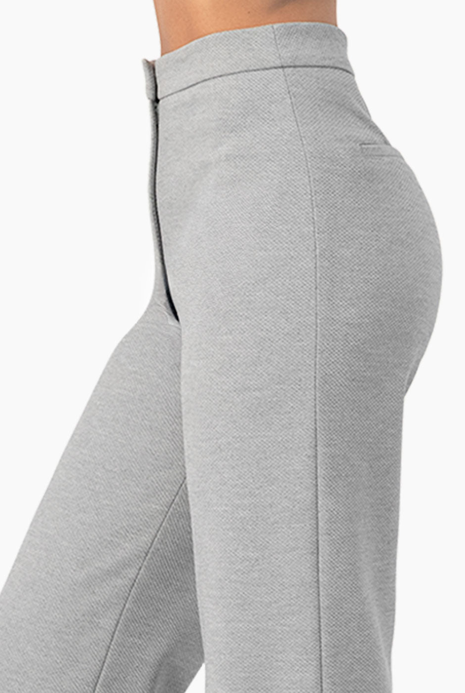 Pantalón campana gris con dobladillo ancho