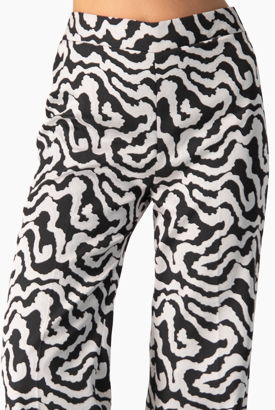 Pantalón recto plateado con estampado animal print y cierre lateral