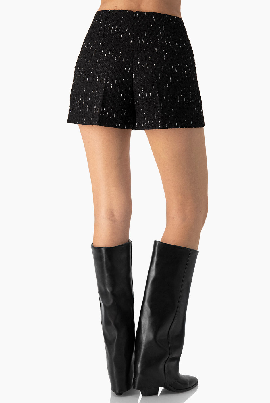 Short negro sastreado con botones decorativos