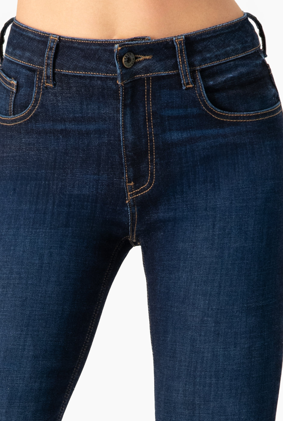 Jeans semi acampanados azul marino con bolsillos traseros de parche