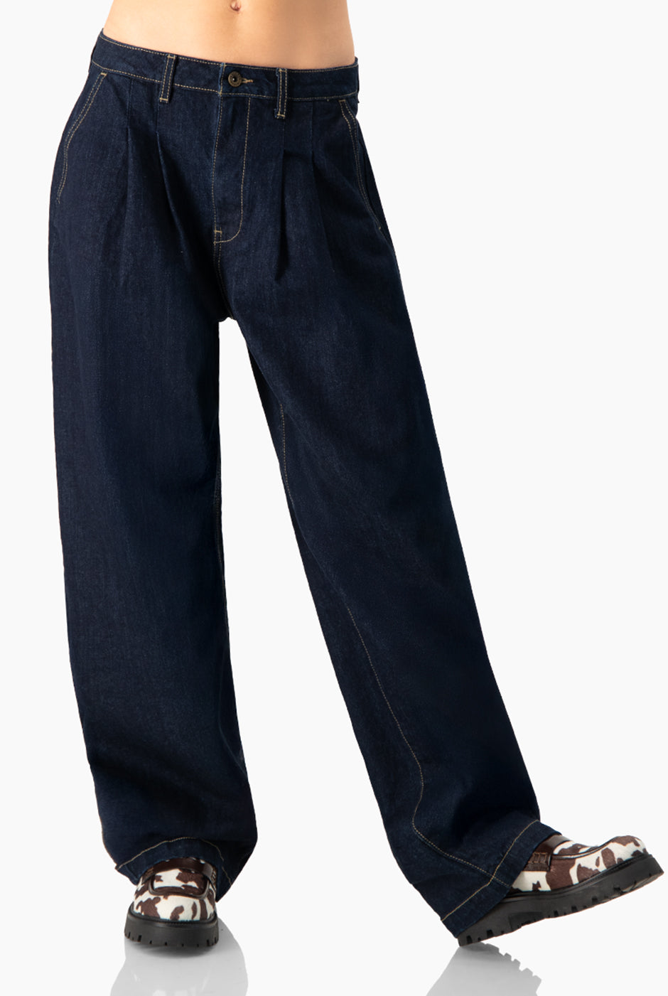 Jeans marino de pierna ancha con bolsillos y botón frontal