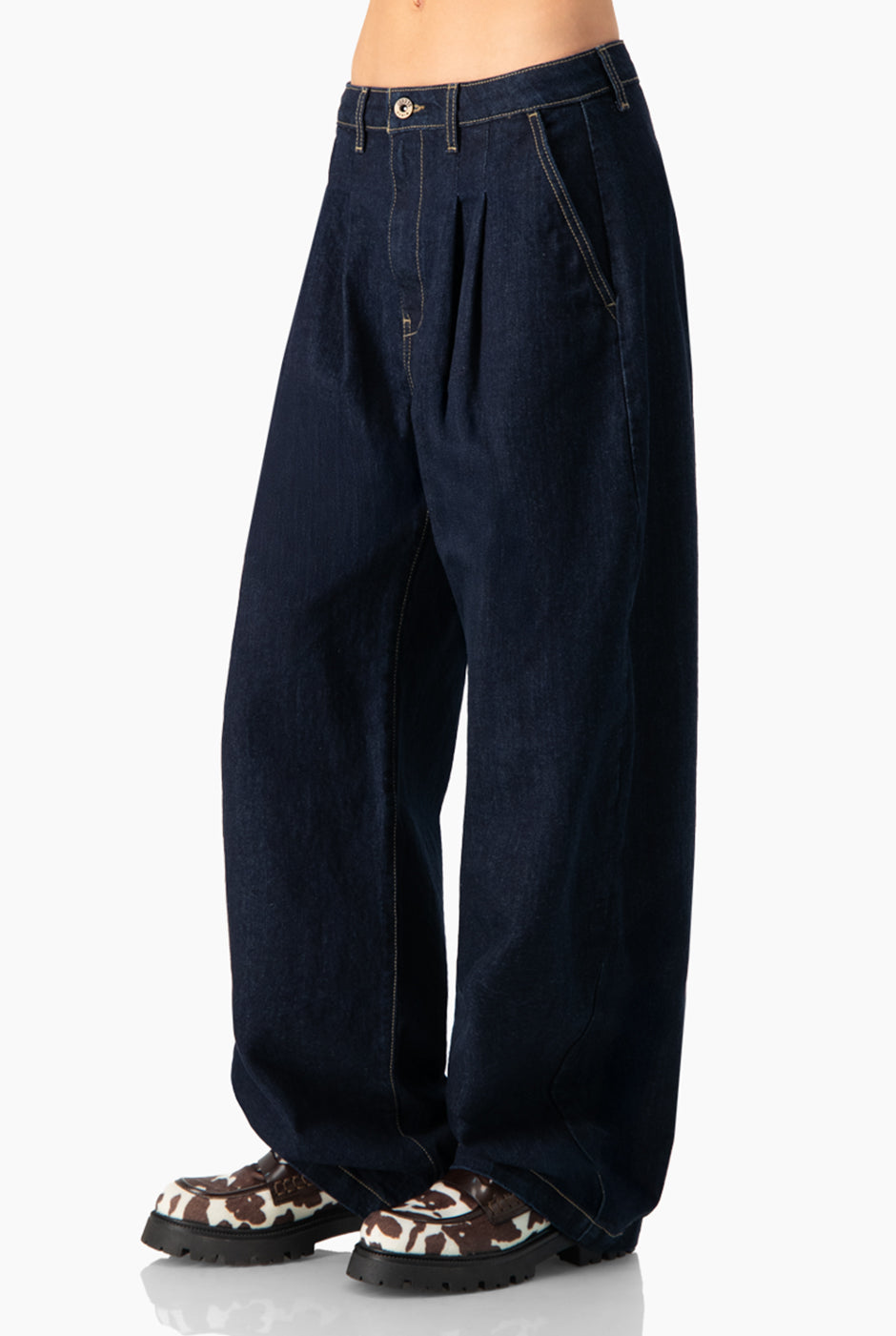 Jeans marino de pierna ancha con bolsillos y botón frontal