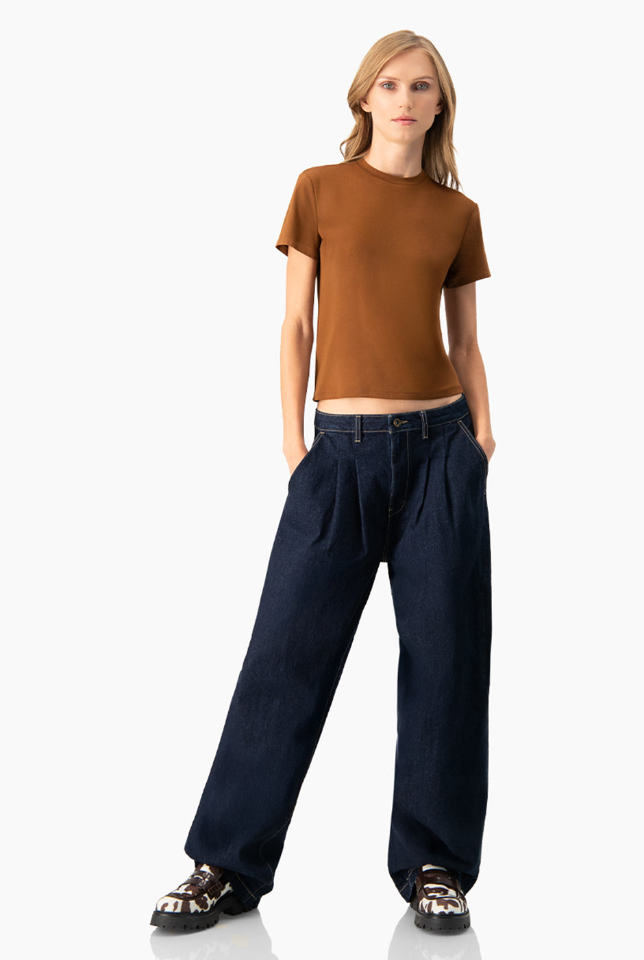 Jeans marino de pierna ancha con bolsillos y botón frontal