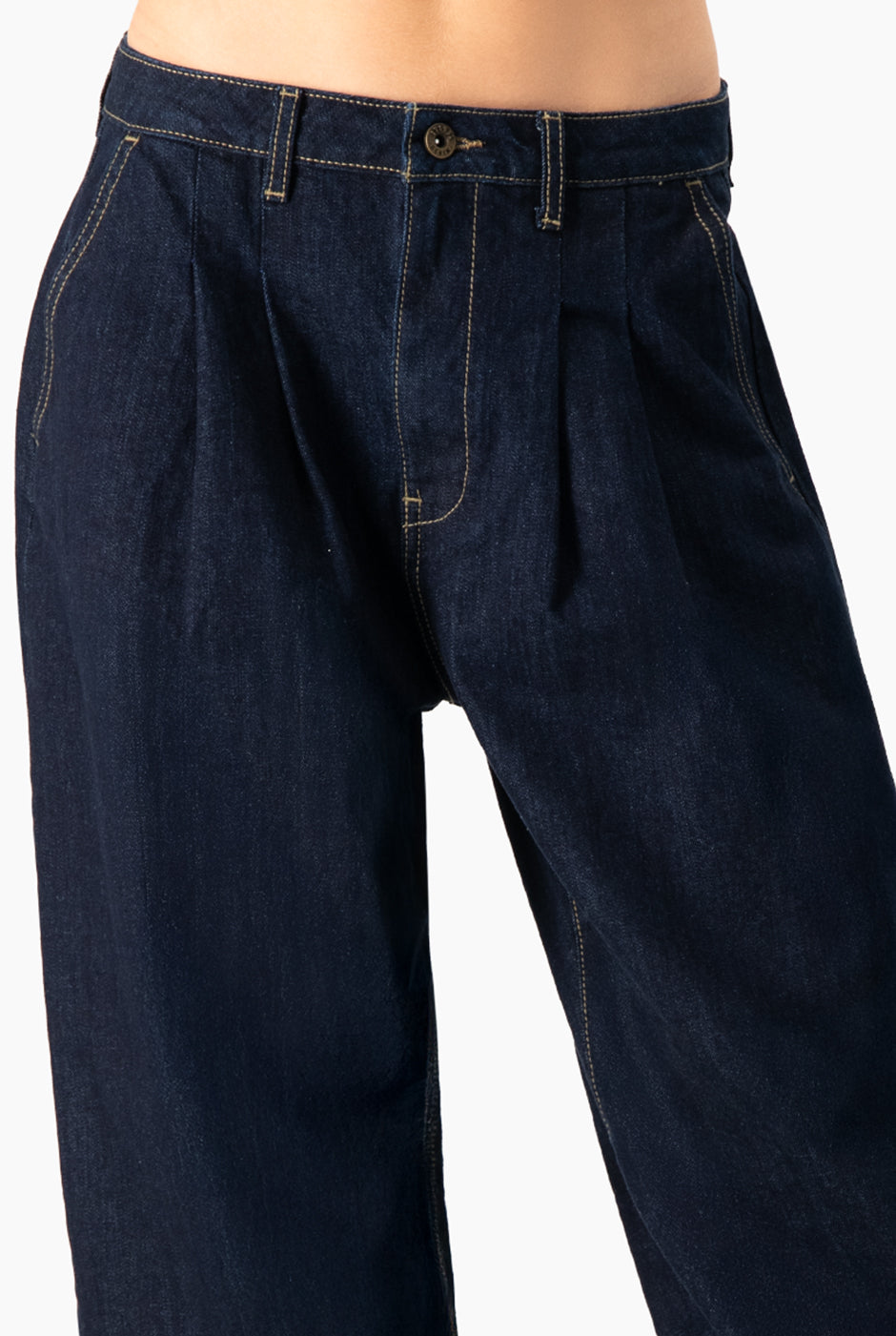 Jeans marino de pierna ancha con bolsillos y botón frontal