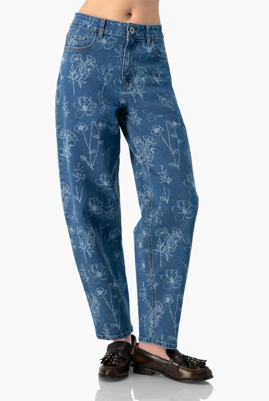 Jeans amplio azul con estampado floral y bolsillos traseros