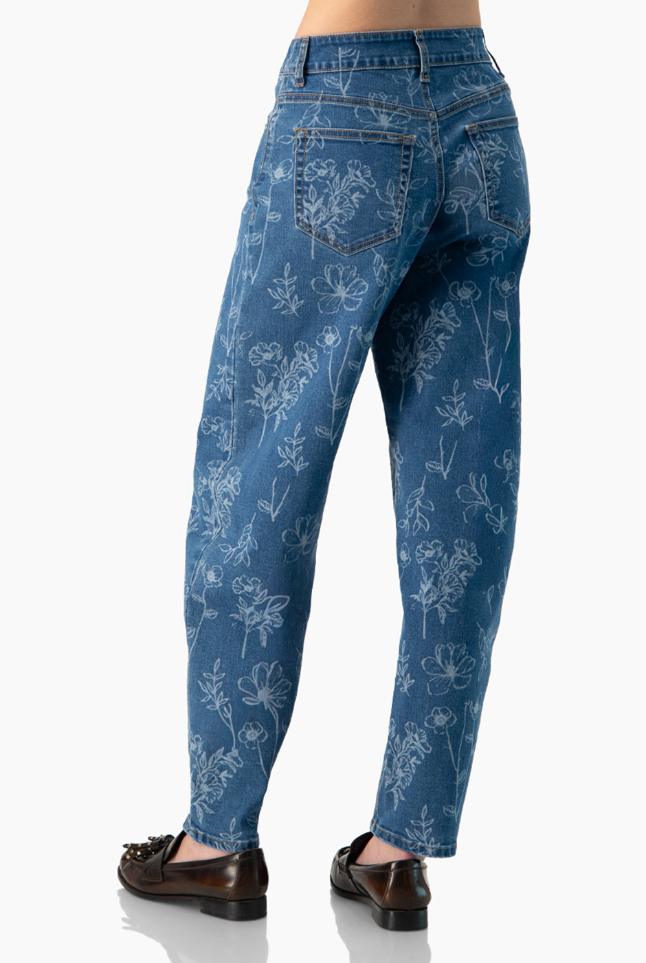 Jeans amplio azul con estampado floral y bolsillos traseros