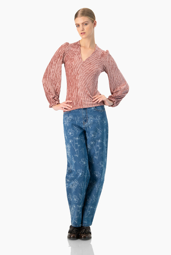 Jeans amplio con detalle floral