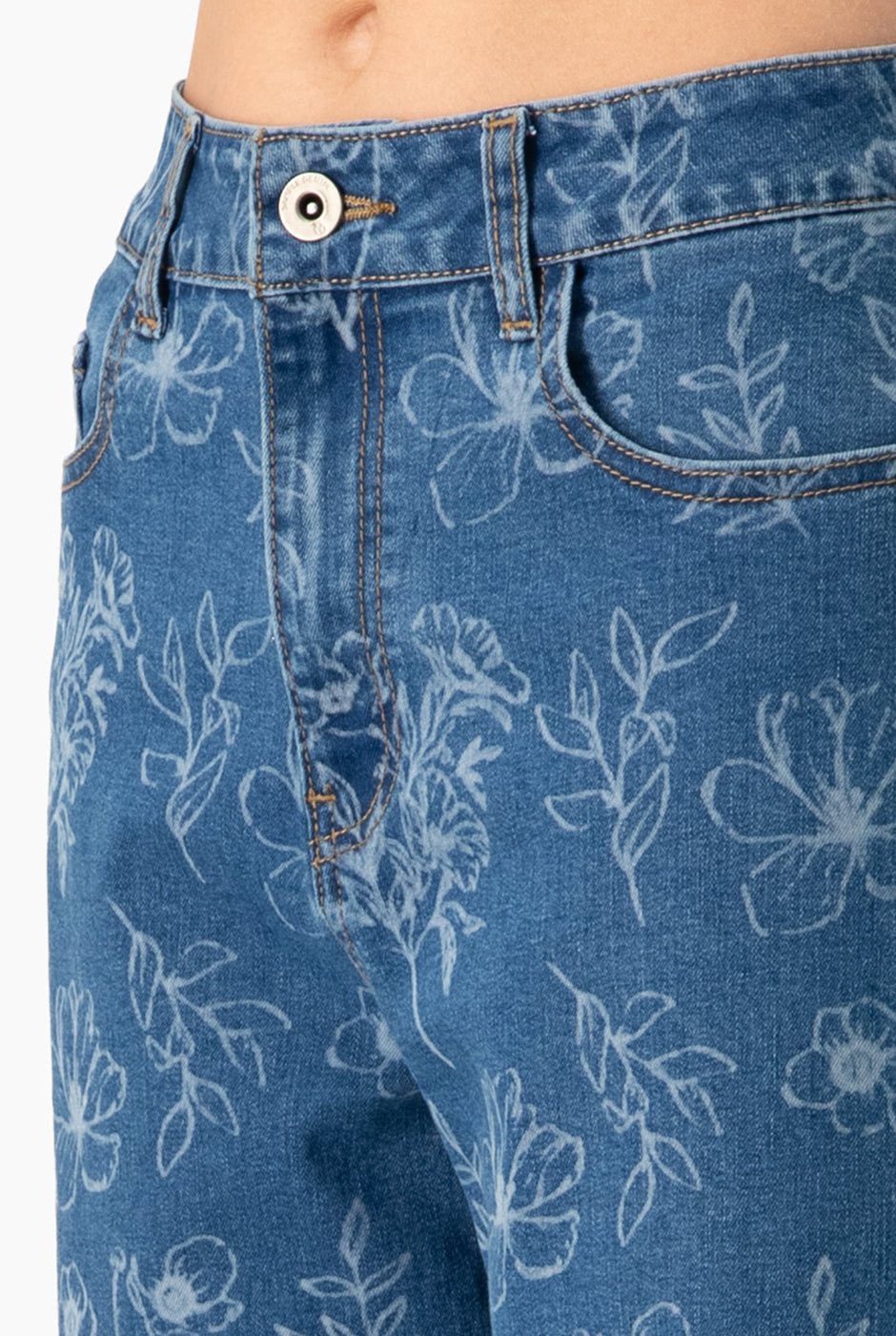Jeans amplio azul con estampado floral y bolsillos traseros
