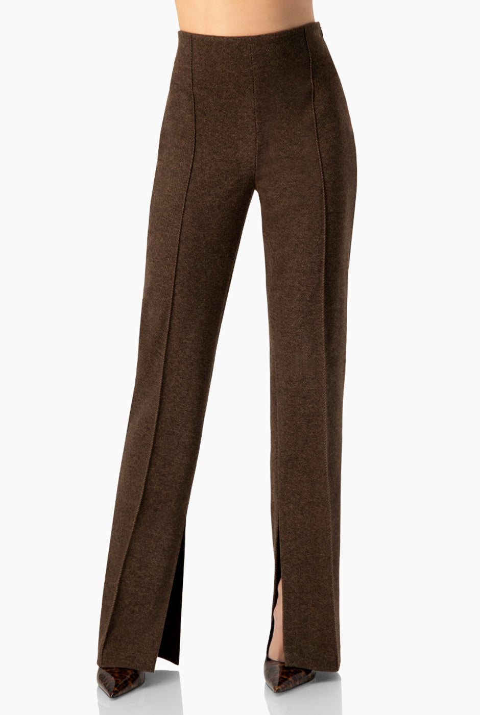 Pantalón café recto con aberturas en piernas y cierre lateral