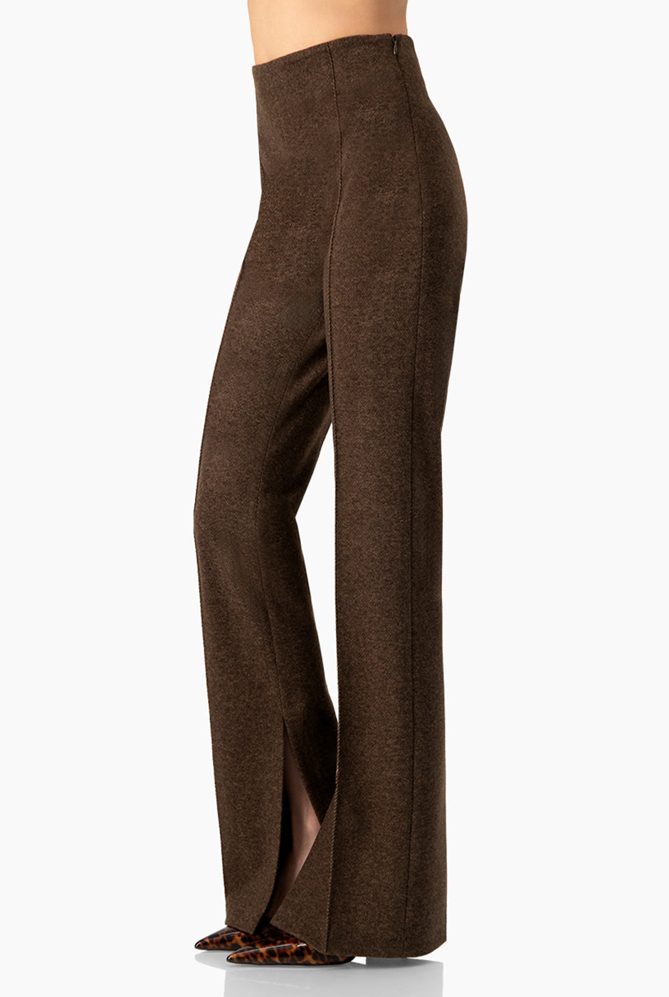 Pantalón café recto con aberturas en piernas y cierre lateral