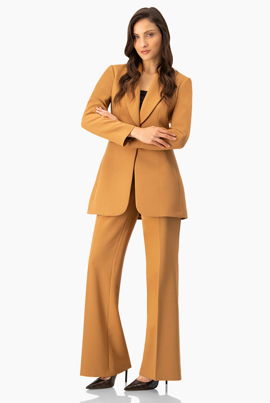 Pantalón semi campana camello con cierre y bolsillos simulados.