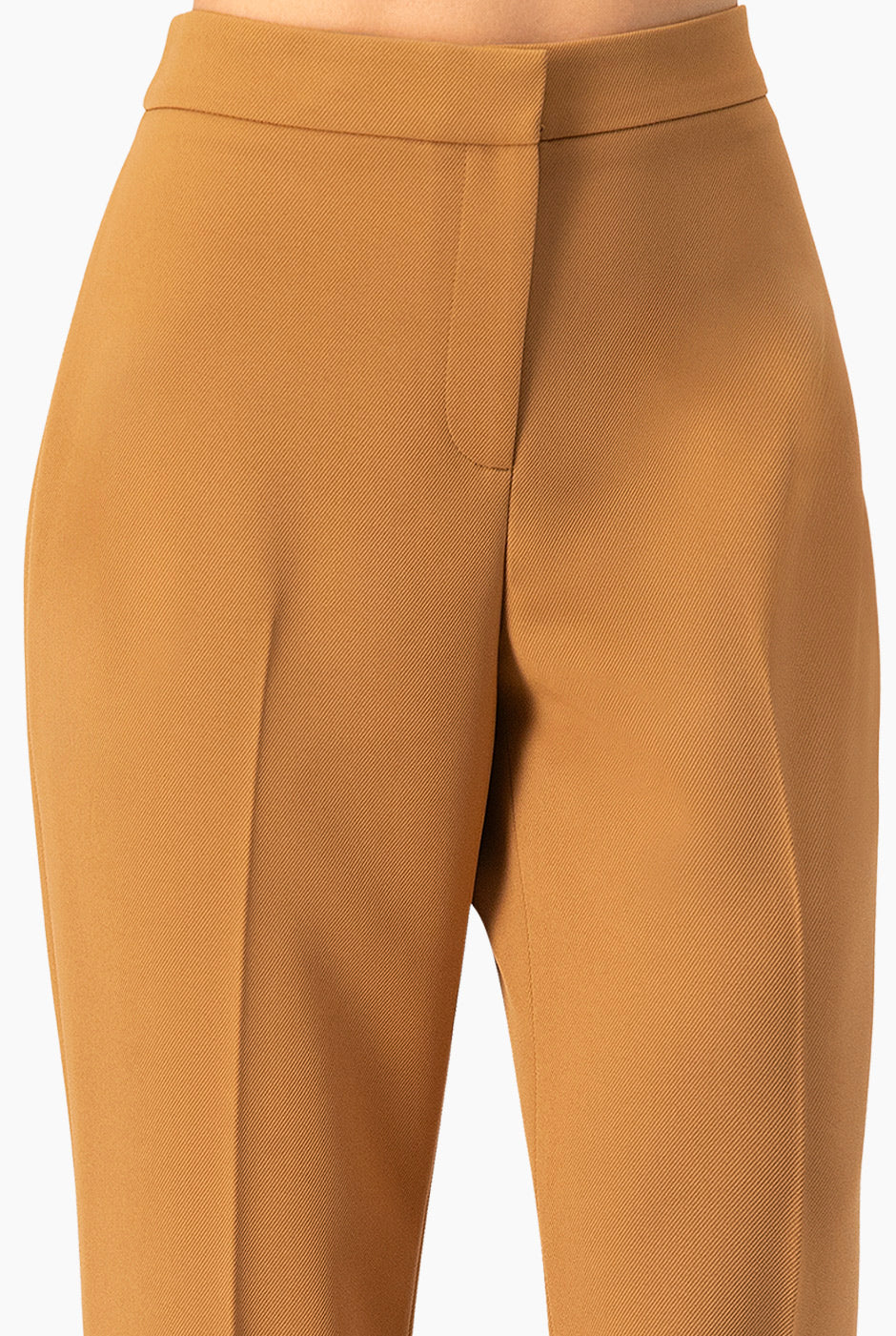 Pantalón semi campana camello con cierre y bolsillos simulados.